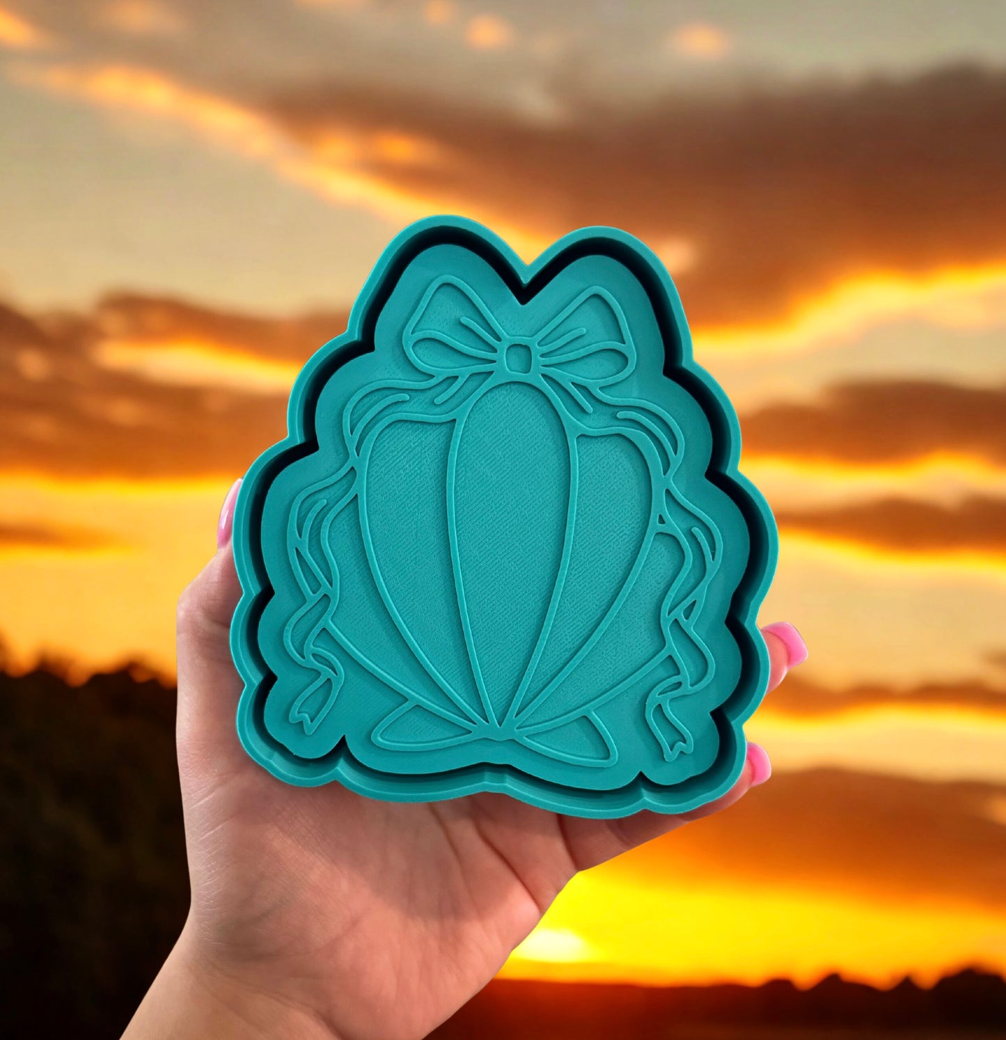 Clam with bow