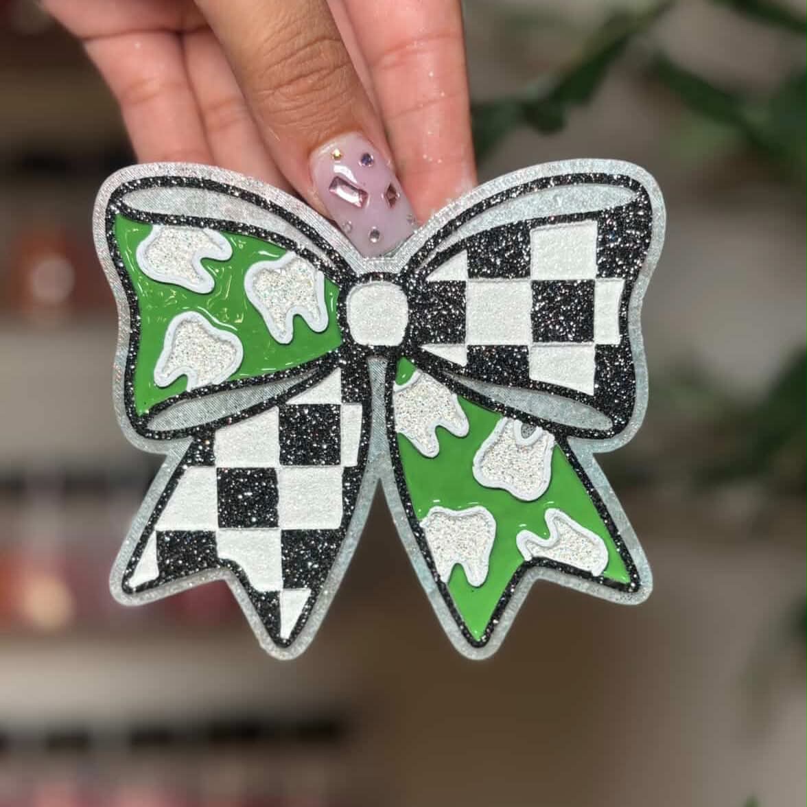 Tooth checkered bow
