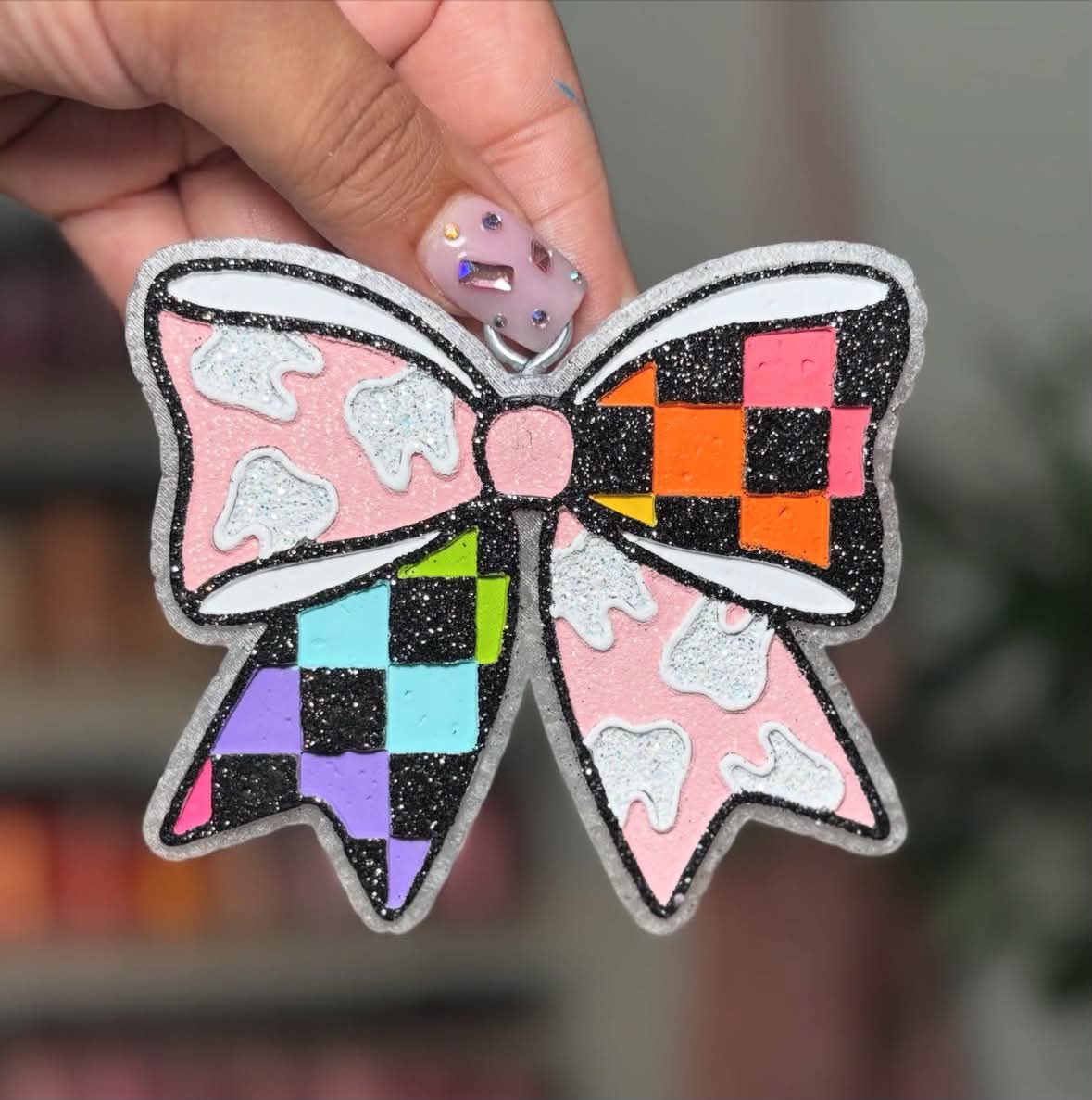 Tooth checkered bow